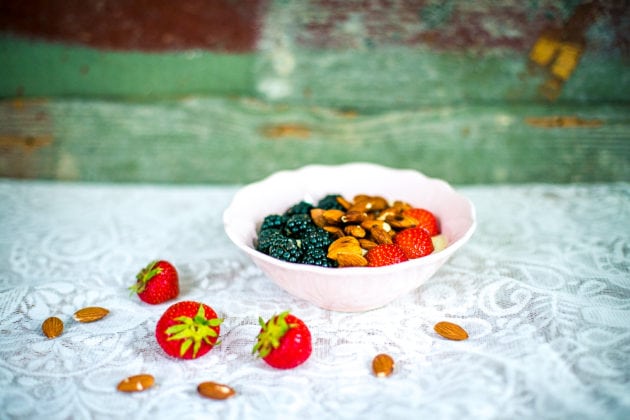 Veganer Vanille-Joghurt mit Beerne und gerösteten Mandeln