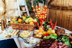 Hochzeitsessen – Menü oder Buffet? So findet ihr das Richtige für euch!