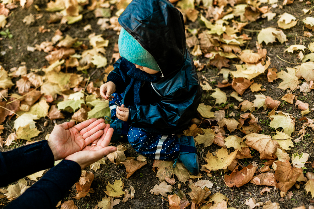 Wie ziehe ich Kleinkinder im Herbst und Winter richtig an?